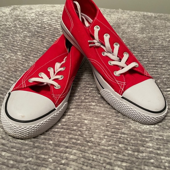 Red Converse Airwalk sneaker, size 10 - Picture 1 of 3